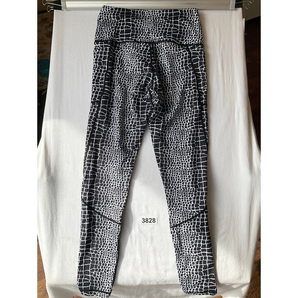 Feed Me Fight Me Women Leggings size M Stretchy Snake Skin Print Black & White - Picture 9 of 9